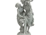 une statue représentant deux femmes assises sur un tabouret