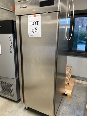 deux réfrigérateurs en acier inoxydable dans une pièce dotée d'une fenêtre