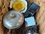 un panier en osier rempli d'argenterie et d'autres objets
