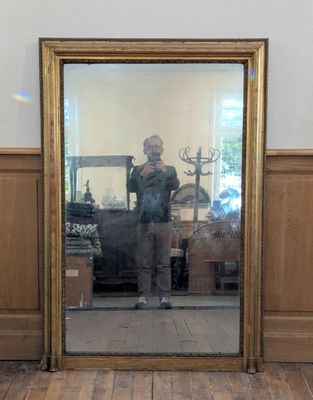 un homme se prenant en photo dans un miroir
