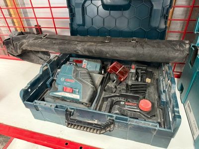 une boîte à outils avec des outils à l'intérieur sur une table