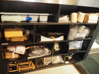 une étagère contenant de nombreux objets dans une pièce