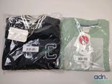 Deux t-shirts sont emballés dans des sacs en plastique sur une table