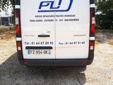 une camionnette blanche garée sur le bord de la route
