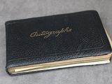 un vieux livre en cuir noir orné d'une inscription dorée