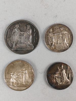 quatre types de pièces différents sont présentés sur une surface blanche
