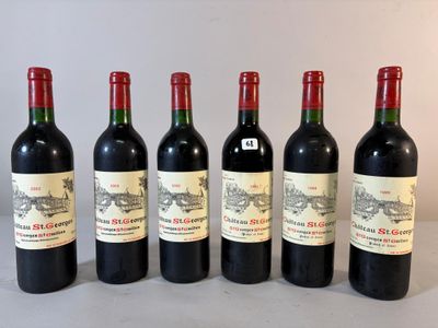 six bouteilles de vin rouge alignées sur une table