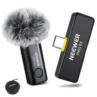 un microphone muni d'un micro, placé à côté d'une clé USB