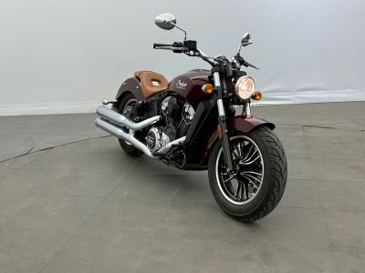 une moto qui est garée dans un parking