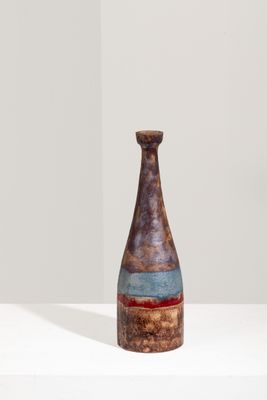 un vase posé sur une table blanche