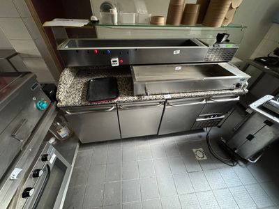 1 Tour réfrigéré  en inox LINEA 4, avec dessus de granité, ouvrant par - Photo 1