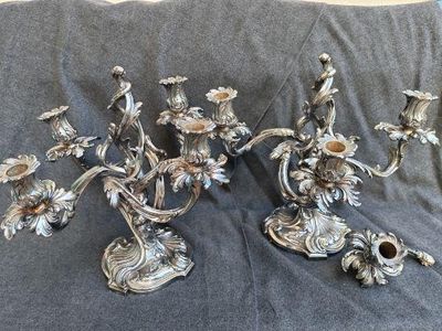 Paire de chandeliers à quatre feux en métal argenté de style rocaille,