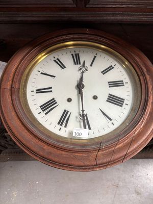 une horloge avec des chiffres romains sur le cadran