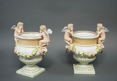 paire de vases blancs ornés de chérubins