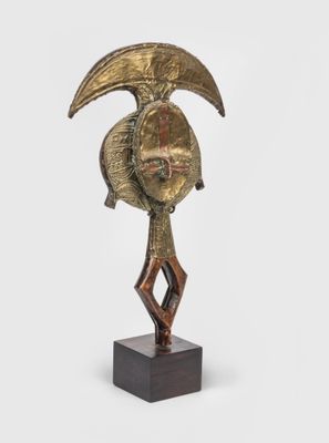 une photo d'une sculpture en bronze représentant un oiseau, posée sur un socle en bois