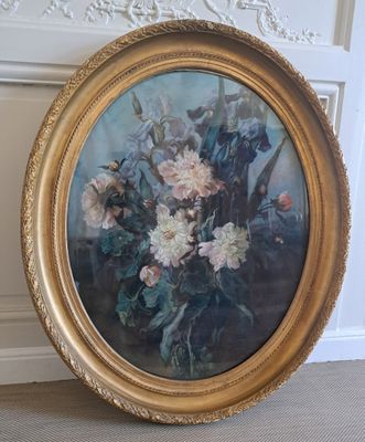 une photo d'un tableau de fleurs dans un cadre doré