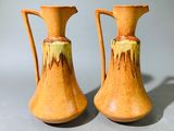 deux vases posés sur une table
