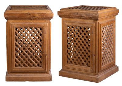 Paire de gaine en chêne ajouré. 66 x 66 cm. H.104 cm