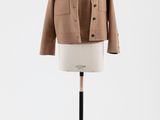 une veste marron posée sur un mannequin