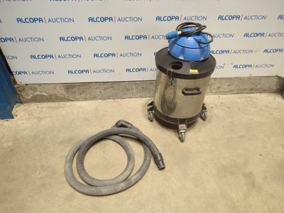 l'aspirateur est à côté d'un tuyau et d'un tuyau sur le sol