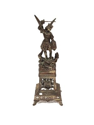 une image représentant une statue en bronze d'un homme avec un oiseau sur l'épaule