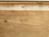 une feuille de papier avec une écriture dessus, posée sur une table