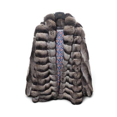 une image représentant un manteau de fourrure sur fond blanc