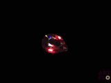 l'image d'un diamant rouge dans l'obscurité, sur fond noir