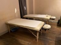 Deux lits de massage "Earth light", le piètement à hauteur a…