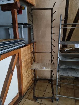 une photo d'une cuisine avec une échelle et une chaise