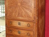 un grand meuble en bois surmonté d'un miroir