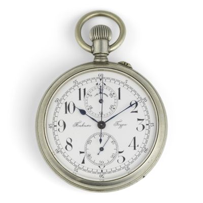 un gros plan d'une montre de poche sur fond blanc