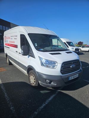 une camionnette blanche garée dans un parking
