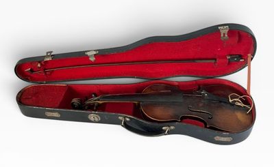 un violon dans un étui avec un archet à l'intérieur