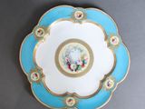 l'image d'une assiette bleue et blanche ornée de fleurs