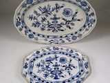 deux assiettes bleues et blanches ornées de fleurs et de feuilles