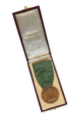 une image représentant une médaille dans un écrin sur fond blanc
