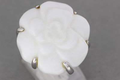 un gros plan d'une bague surmontée d'une fleur