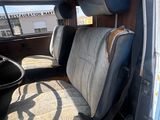 une photo de l'intérieur d'une camionnette avec la porte ouverte