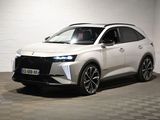 le SUV blanc est garé dans une pièce au sol en damier
