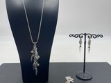 gros plan d'un collier et de boucles d'oreilles sur un mannequin