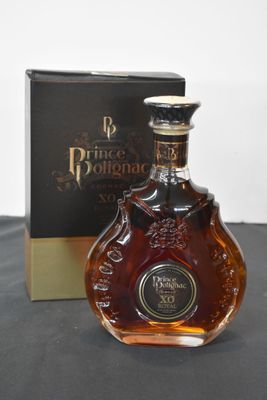 La bouteille de brandy se trouve à côté de la boîte, sur la table.