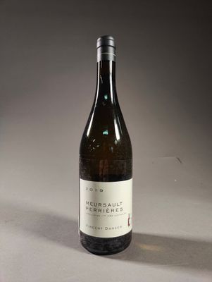 une bouteille de vin posée sur une table