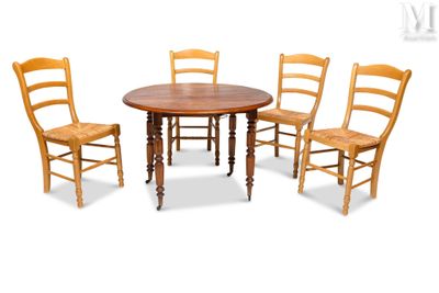 quatre chaises disposées autour d'une table au plateau en bois