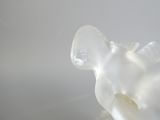 une figurine d'éléphant en verre posée sur une table