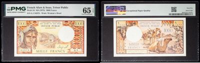 Trois types de monnaies différents sont exposés dans une vitrine
