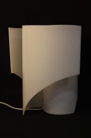 PADOVA & BOCCI. Lampe à poser en plexiglas blanc formée de t… (photo 4)