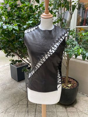 un mannequin de couture noir et blanc posé sur un trottoir