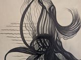 un dessin en noir et blanc représentant une femme aux cheveux longs