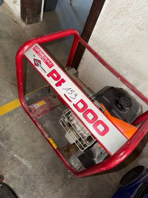 une borne d'incendie rouge et blanche posée dans un garage